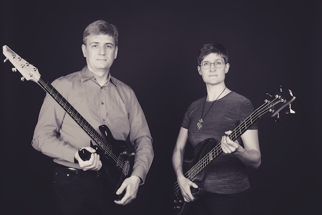 Bandfoto quer mit Instrumenten in schwarzweiß