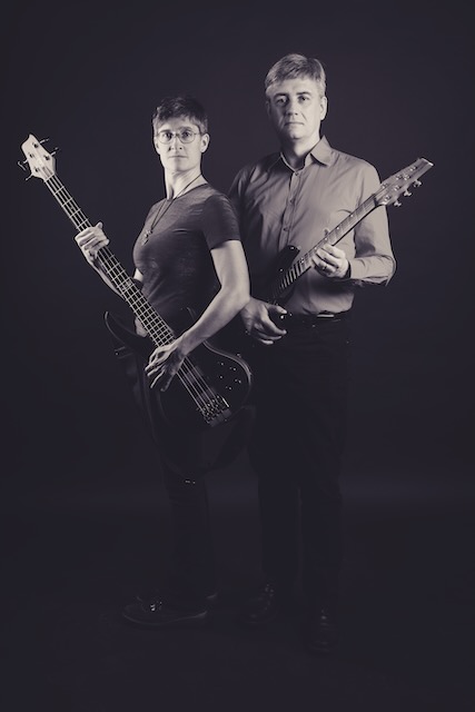 Bandfoto hochkant mit Instrumenten in schwarzweiß