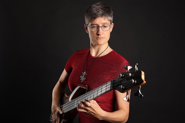 Anke solo beim Bassspielen